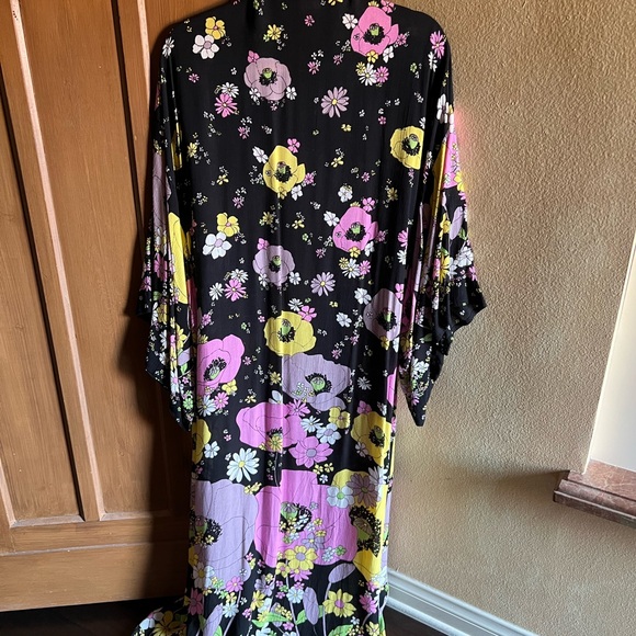 Free People Floral Kimono with Vibrant Colors
Rayon Like new - Picture 2 of 4
